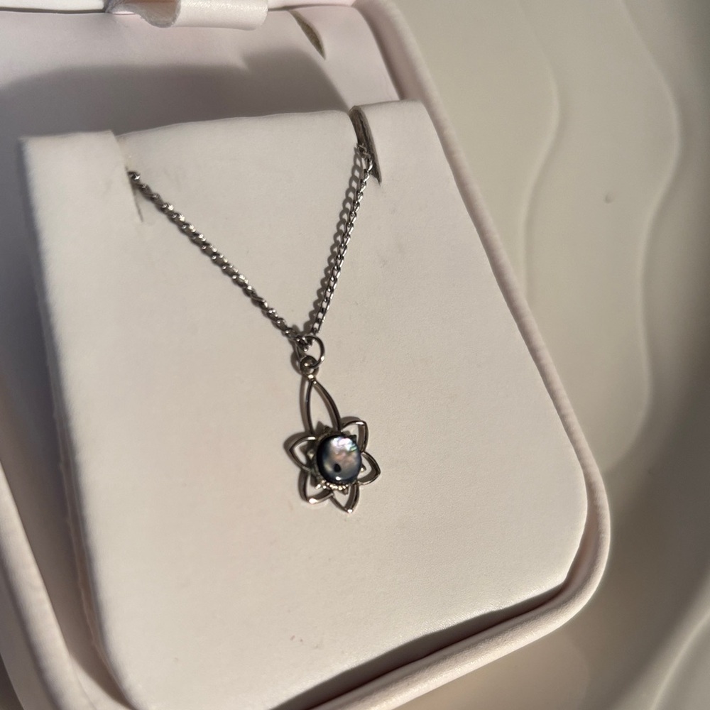 3-piece set NWOT Silver Flower Pendant Necklace matching earrings iridescent